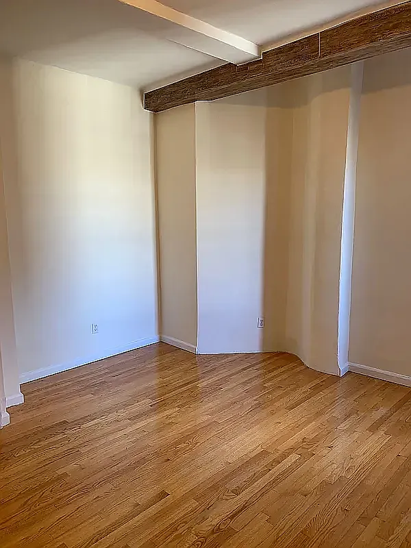 2586 Broadway — Photo 1