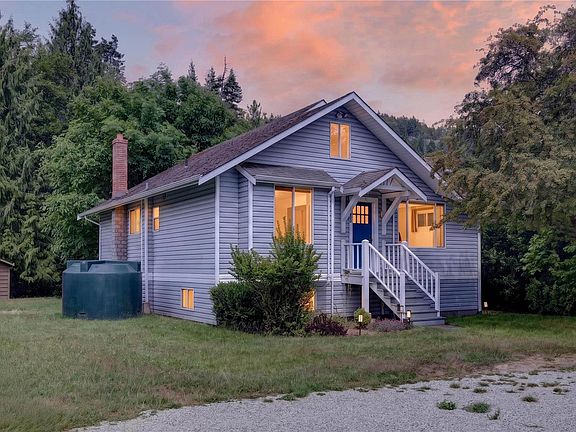 3rd image of 2401 Fulford Ganges Rd