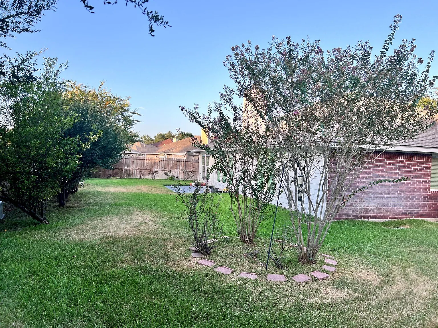 3 bed, 2.0 bath, 1761 sqft, $2,100 — Photo 2