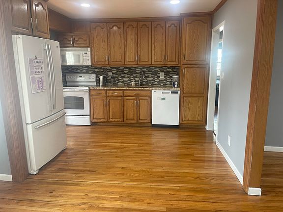 4th image of 27 Elkhart Dr
