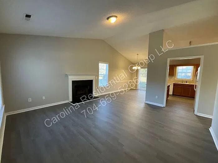3 bed, 2.0 bath, 1183 sqft, $1,595 — Photo 2