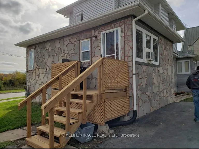 598 Front St — Photo 2