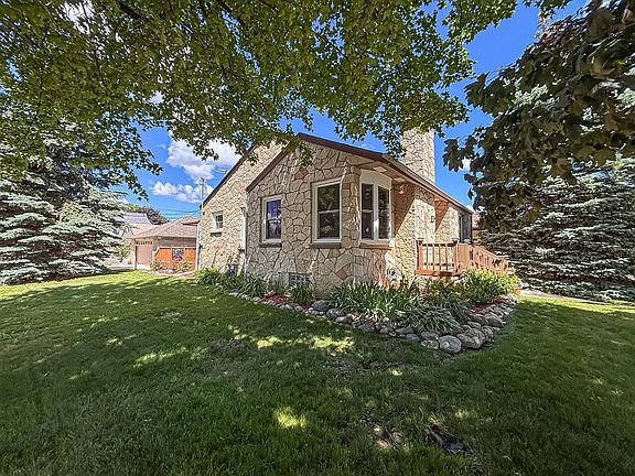 3rd image of 833 S 119th STREET