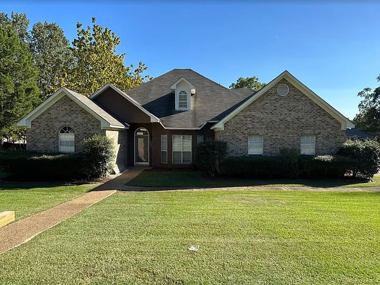 2206 Pinehaven Dr — Photo 1