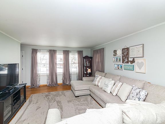3rd image of 925 Granville Ave