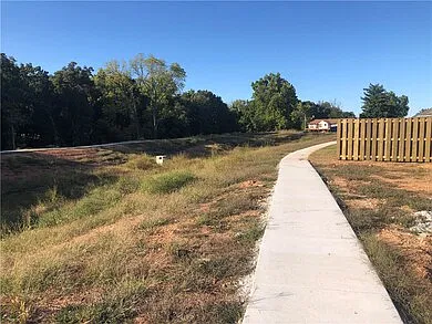 3 bed, 1950 sqft, $1,950 — Photo 2