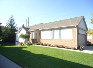 697 Ravencrest Ln, Westland, MI 48185