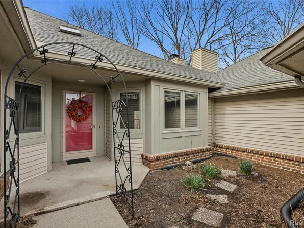 21400 Magnolia Ct, Farmington, MI 48336