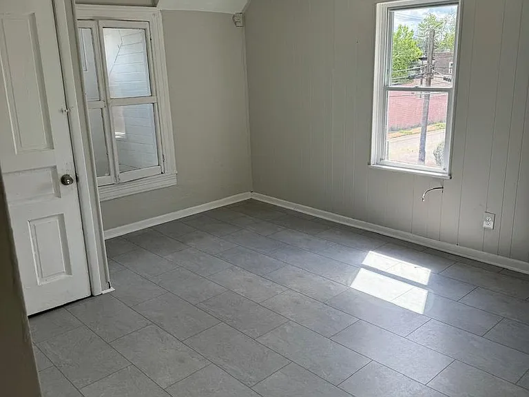 2050 Monongahela Ave — Photo 4