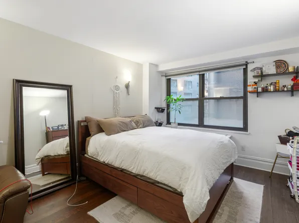 305 East 40th Street image 4 of 16