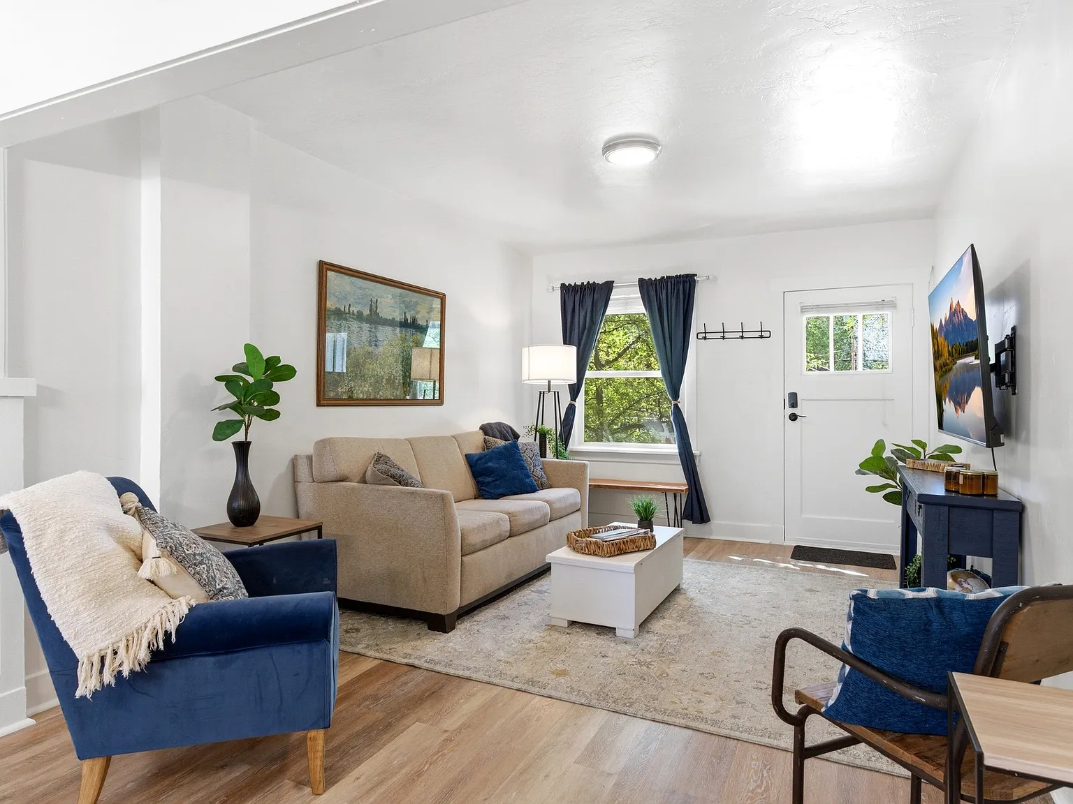 2 bed, 815 sqft, $2,400 — Photo 1