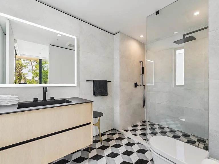 213 S La Peer Dr — Photo 60