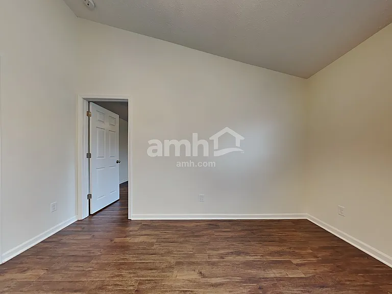 1070 Halifax Ln — Photo 5