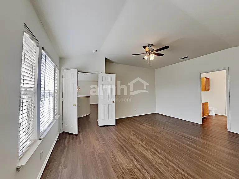 2915 Encino Riv — Photo 11