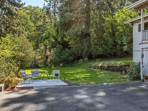 4th image of 680 Glenwood Dr