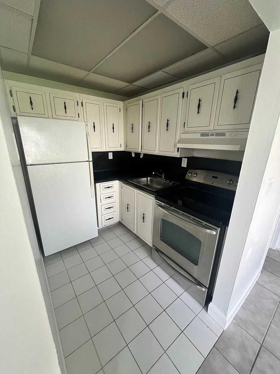 Building Photo - 6601 SW 46th St #106
