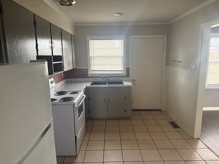 2602 Waltham Dr NE — Photo 9