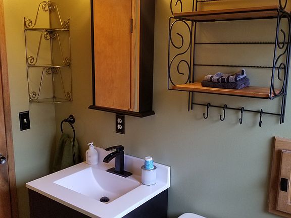 Main level 3/4 bathroom 