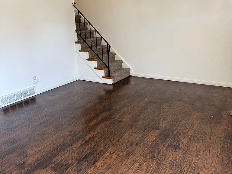 2100 W Bremer Ave — Photo 2