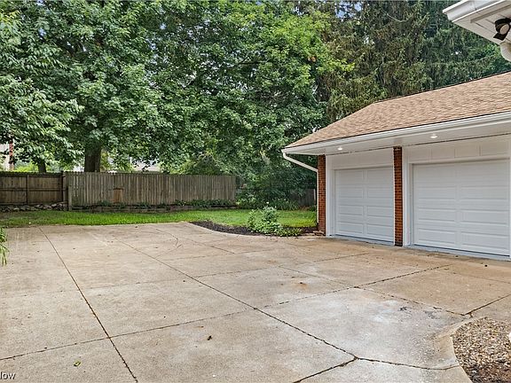 4th image of 242 Casterton Ave