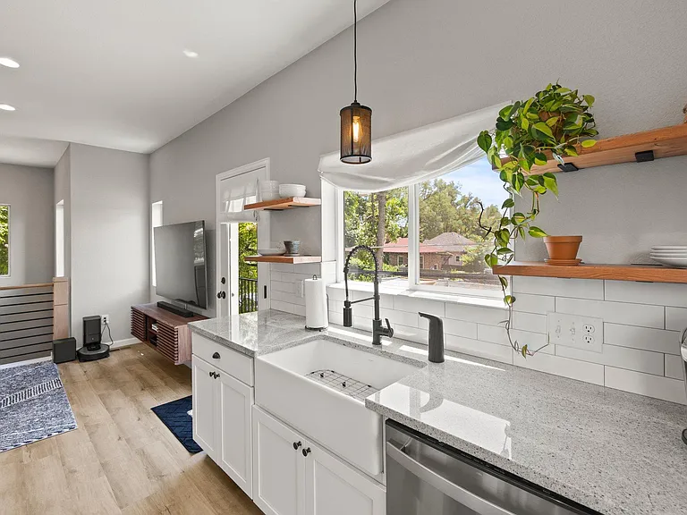 815 E Cache La Poudre St #B — Photo 12