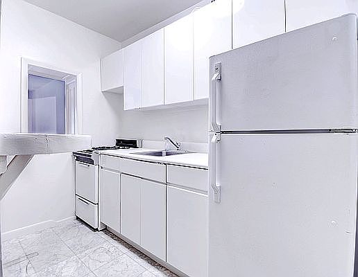 3rd image of 131 E 83rd St APT 4D