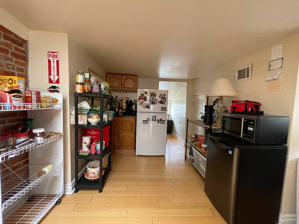 Building Photo - 4333 Pine St #3
