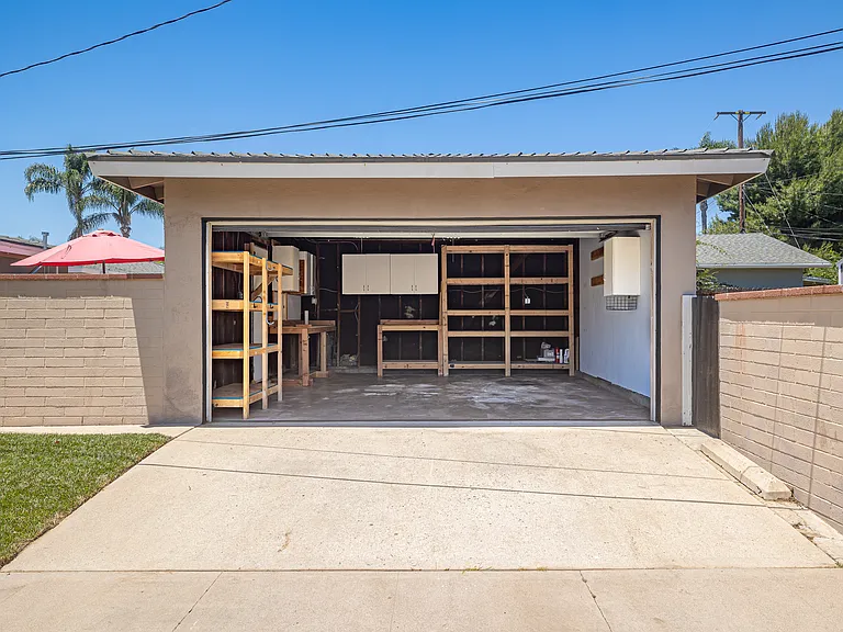 521 E Date St — Photo 40