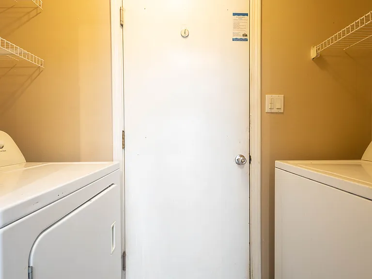 2060 Cambridge Cir — Photo 29
