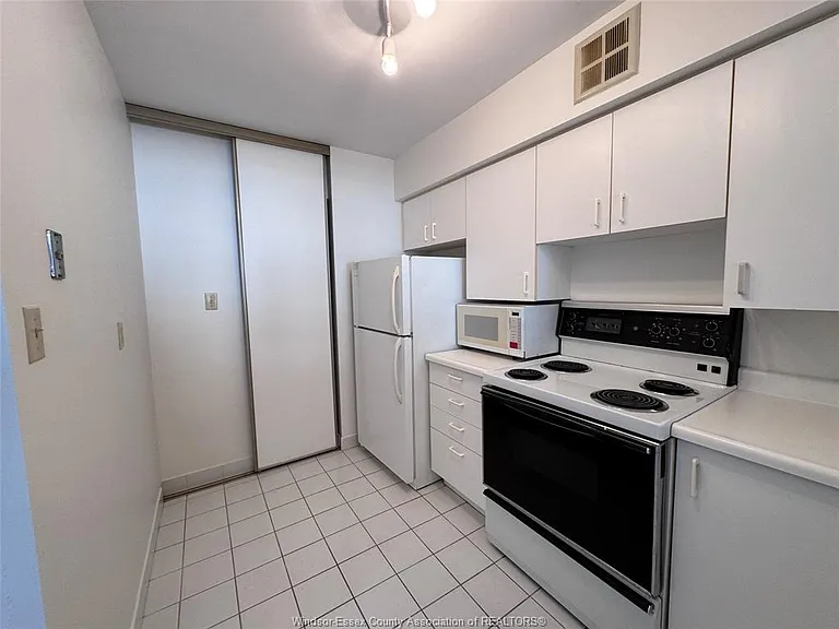 75 Riverside Dr E #406 — Photo 7
