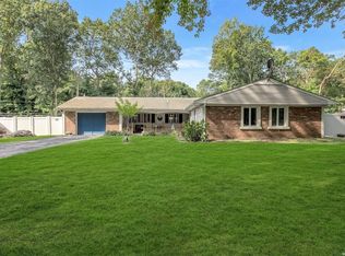 24 Seabrook Ln, Stony Brook, NY 11790