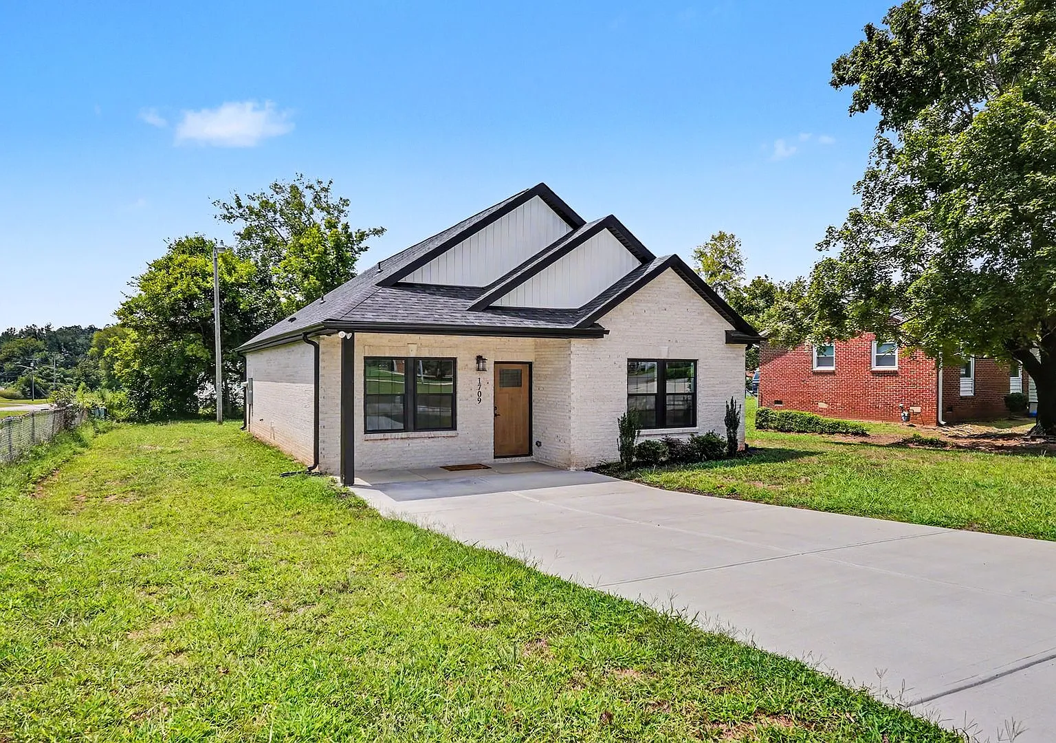 Coming Soon! Single-Level Living! Stylish 3br With Vaulted Ceilings & Modern Kitchen — Photo 1