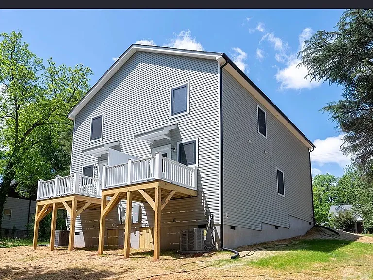 1038 12th St NE — Photo 15