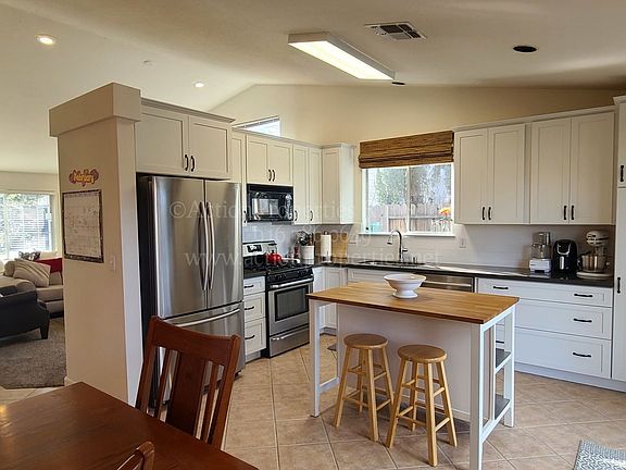 4th image of 807 Shenencock Ct