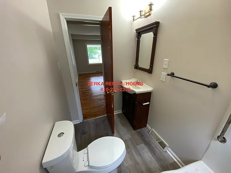 2077 Algonac Dr — Photo 2