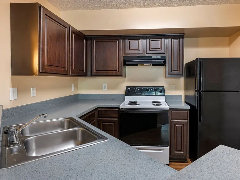Courtney Manor Apartments — Photo 11