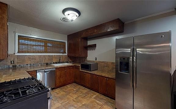 4th image of 800 Avenue E