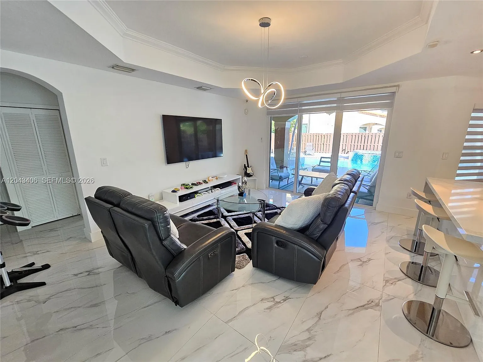 5 bed, 3294 sqft, $5,995 — Photo 3