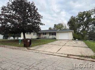 112 Valley Dr, Hudson, MI 49247