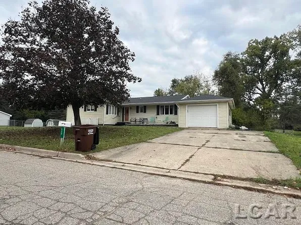 112 Valley Dr, Hudson, MI 49247