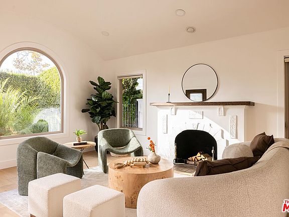 3rd image of 542 N Curson Ave