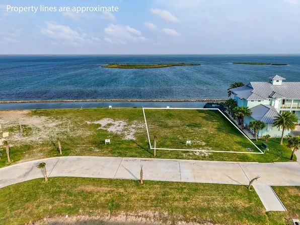 1002 N Isle Dr, Rockport, TX 78382