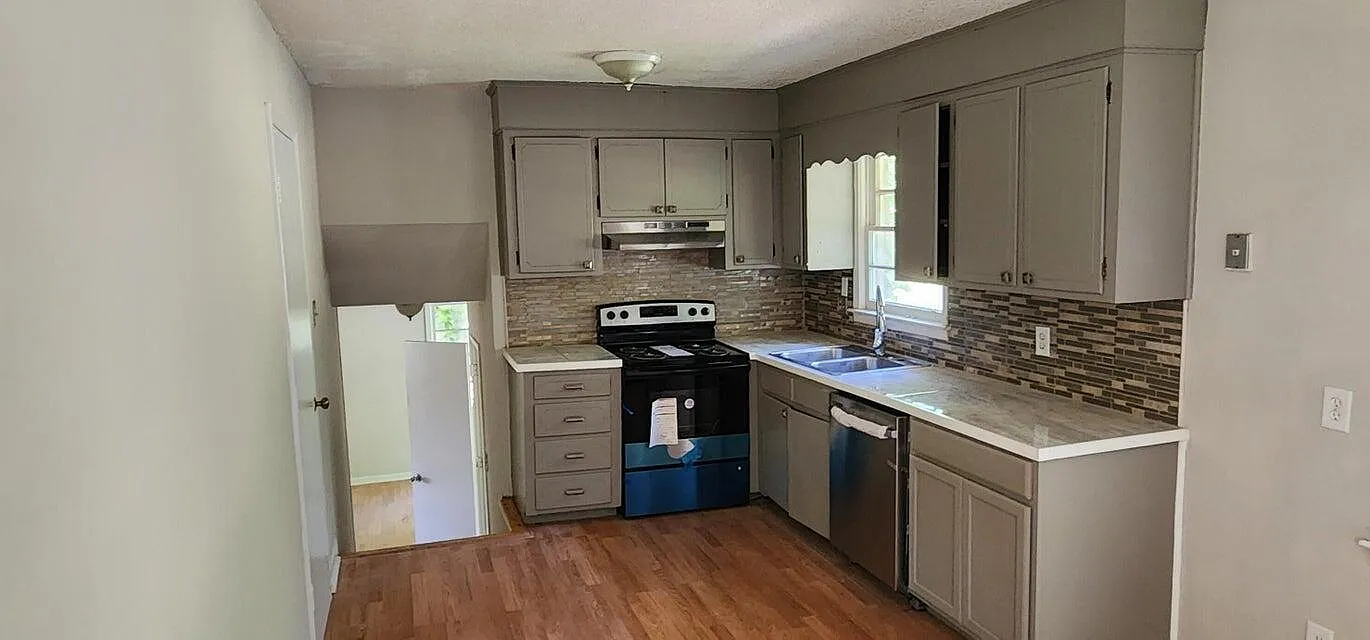 3 bed, 2.0 bath, 1418 sqft, $1,696 — Photo 2