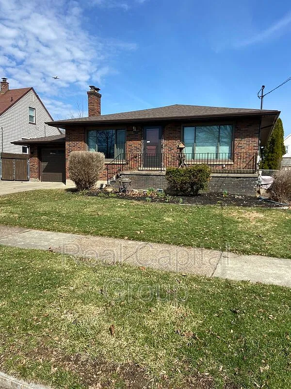 3 bed, 1.0 bath, 1328 sqft, $1,795 — Photo 1
