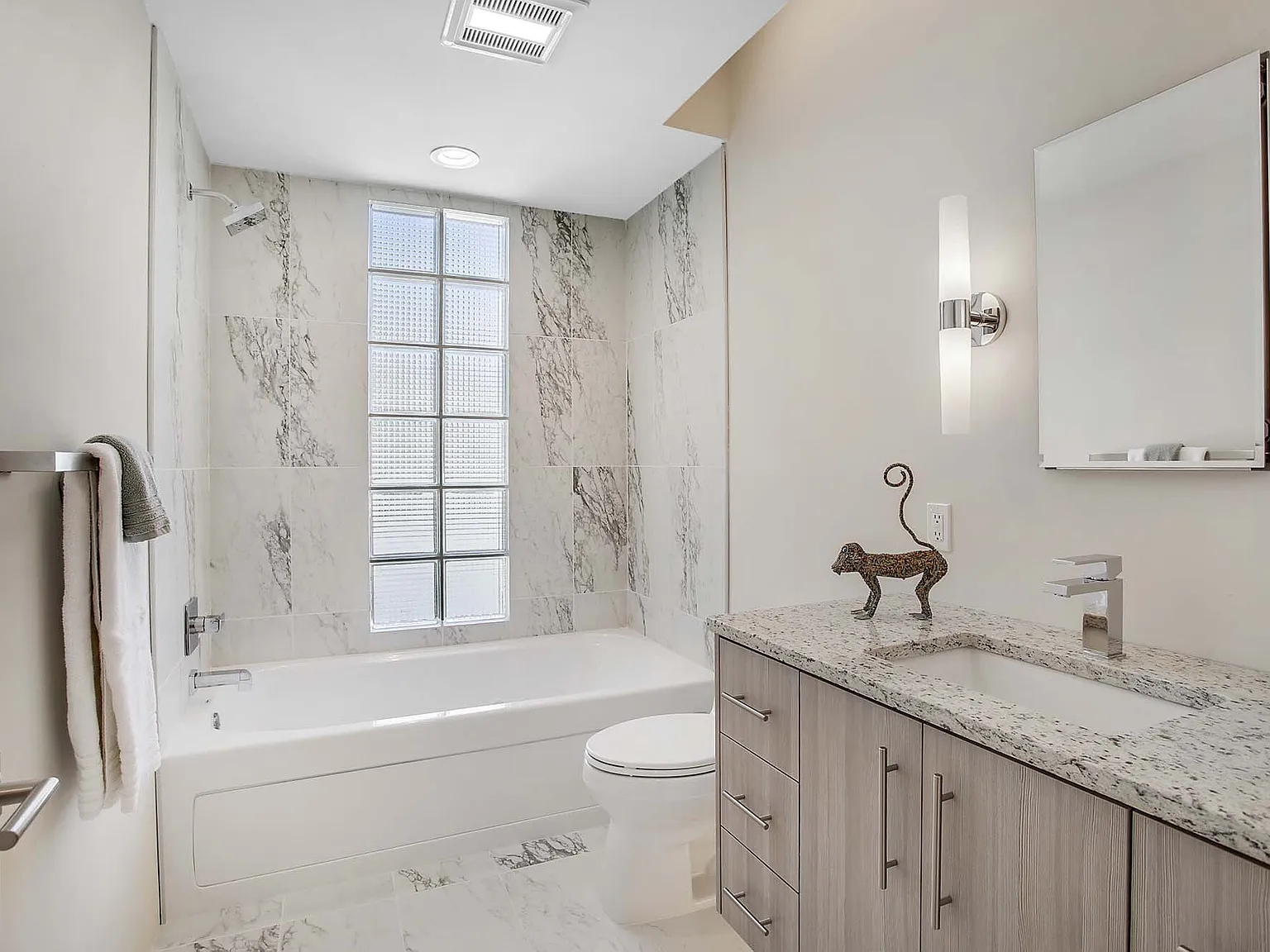 1508 San Patricio Ave SW — Photo 3