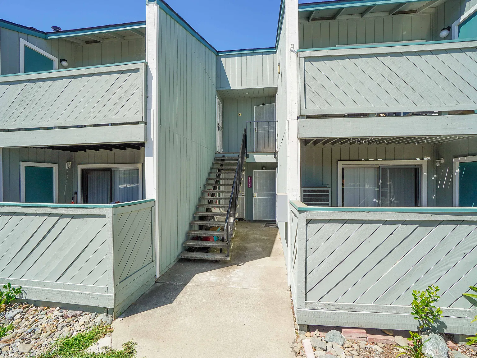 2 bed, 850 sqft, $2,600 — Photo 1