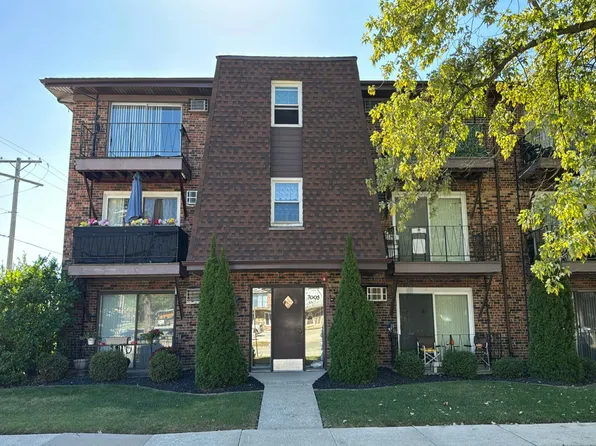 7005 99th St APT 2W, Chicago Ridge, IL 60415