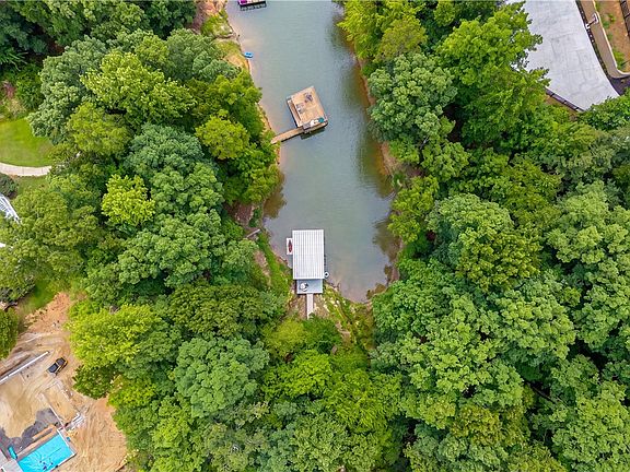 3rd image of 104 Gates Cove Dr