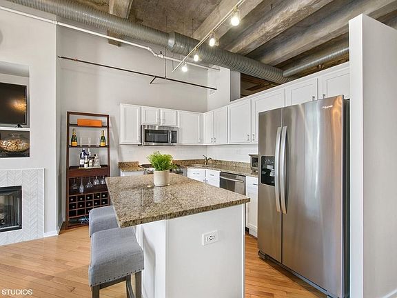 2nd image of 360 W Illinois St APT 510
