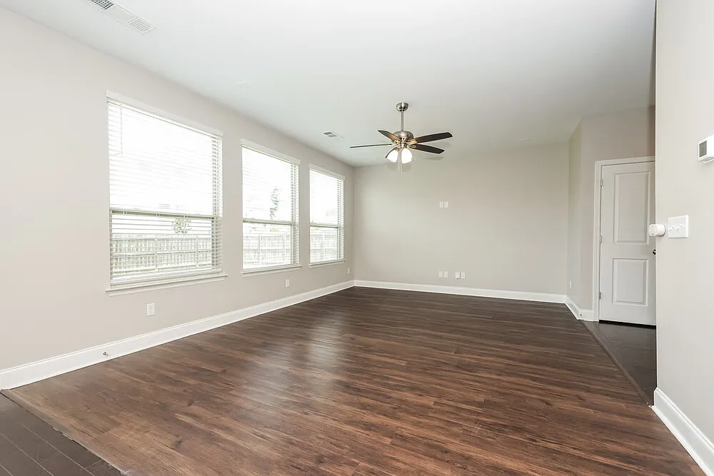 3 bed, 2.5 bath, 1855 sqft, $2,215 — Photo 4